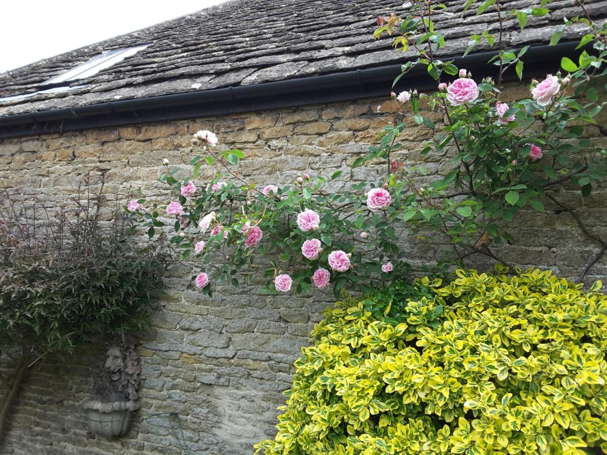 Rose Cottage Shipton Moyne Exterior photo